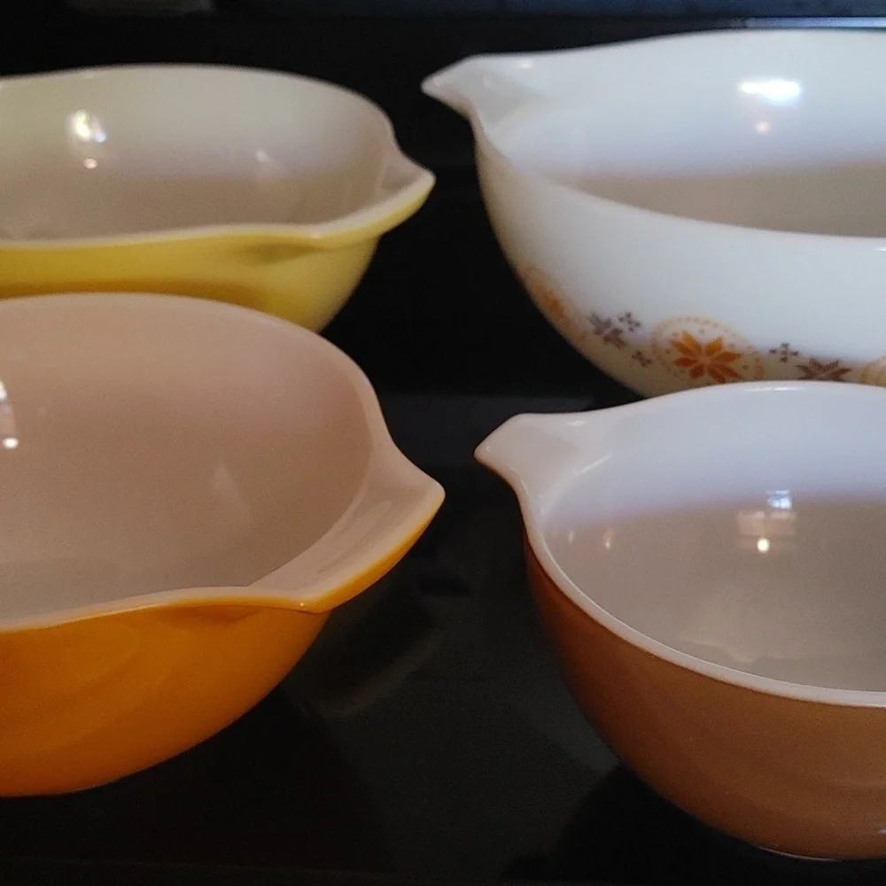 4 Vintage Cinderella Pyrex Stacking Bowls with Spouts
